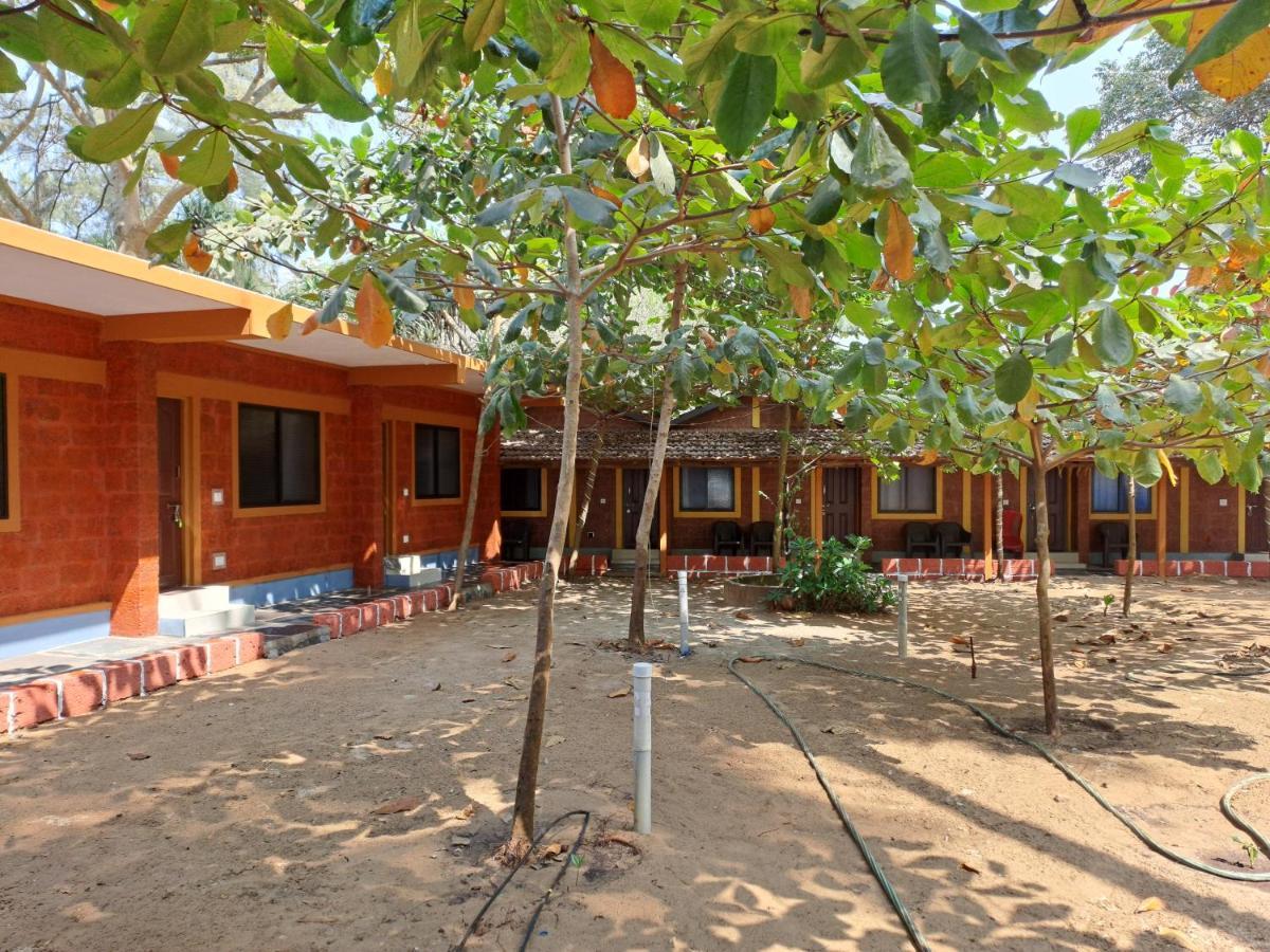 Palm Beach Resort Kumta Esterno foto